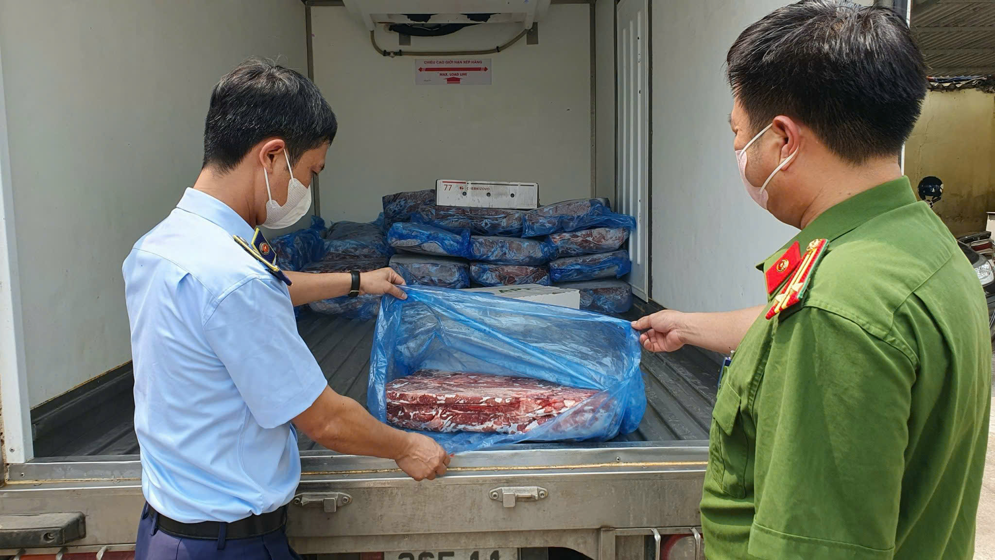 Đội QLTT số 5 buộc tiêu hủy gần 150kg sản phẩm động vật là xương lợn không bảo đảm yêu cầu vệ sinh thú y và an toàn thực phẩm.
