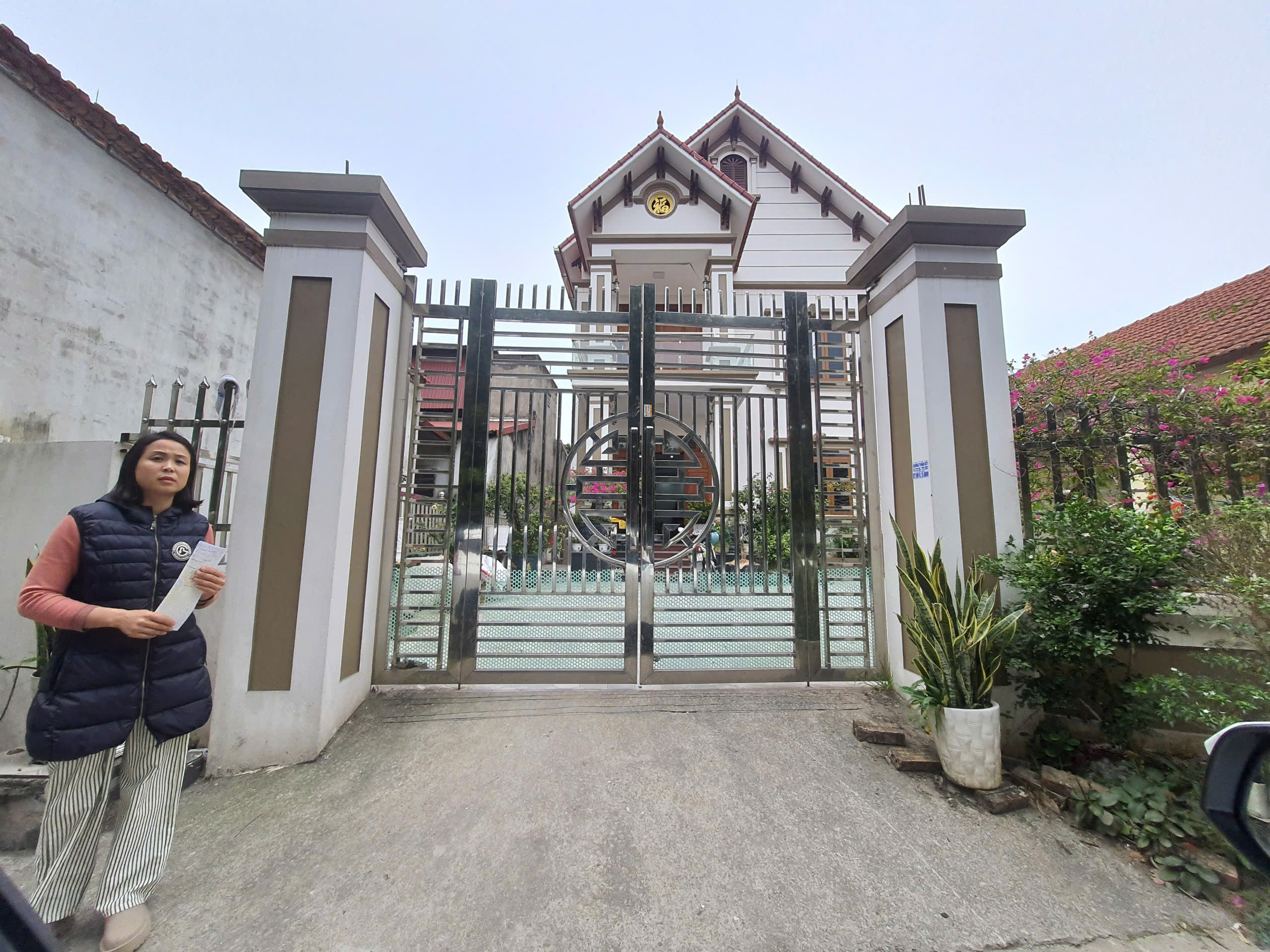 Đội Quản lý thị trường số 3 phối hợp kiểm tra việc thực hiện quy định về gắn tên doanh nghiệp tại trụ sở chính