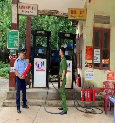 Kiểm tra định kỳ về phòng cháy chữa cháy đối với các cửa hàng xăng dầu trên địa bàn được giao quản lý